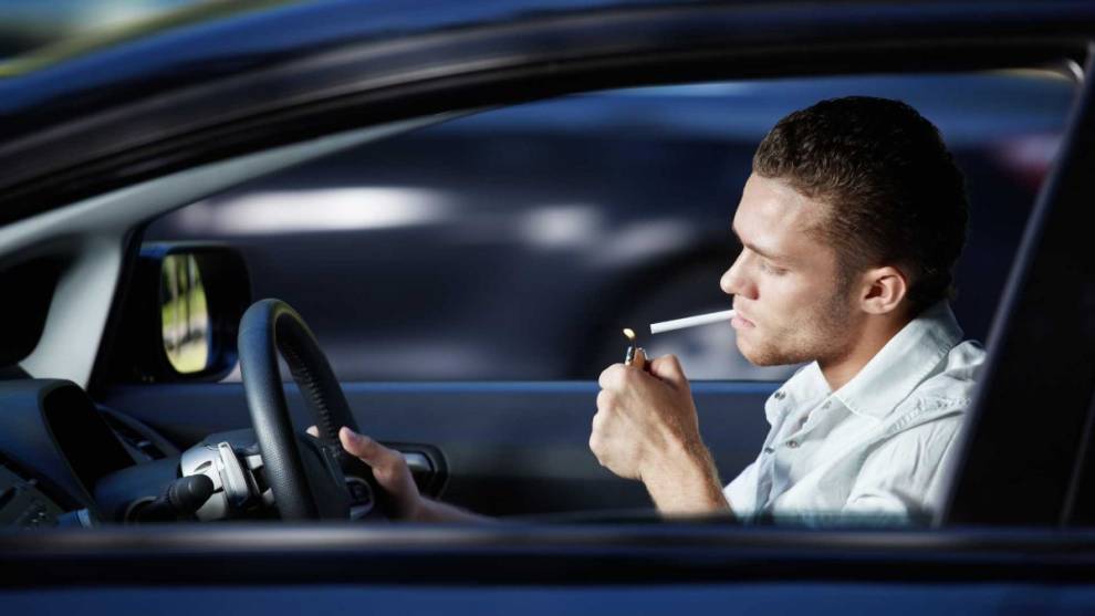¿Está prohibido fumar en el coche con el coronavirus?