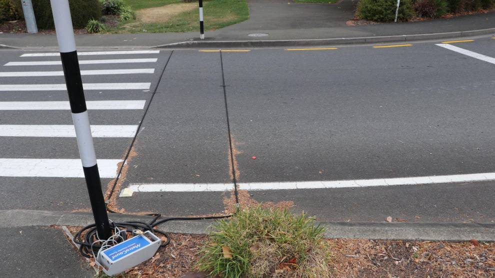 Los cables que se encuentran en algunas carreteras y generan dudas sobre para qué sirven