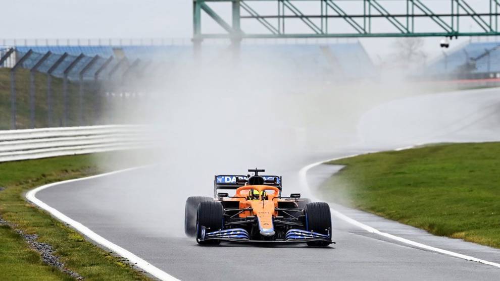 El McLaren MCL35 ya rueda en Silverstone