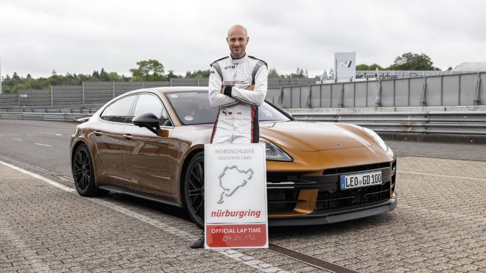 El piloto Lars Kern junto al Porsche Panamera en Nürburgring