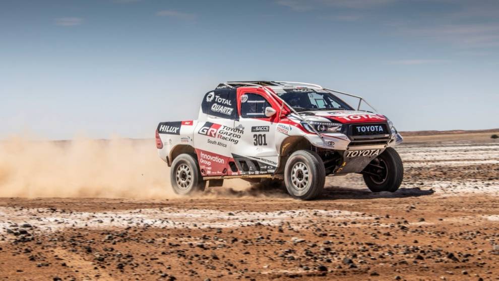 Fernando Alonso prueba el Toyota Hilux ganador del Dakar 2019