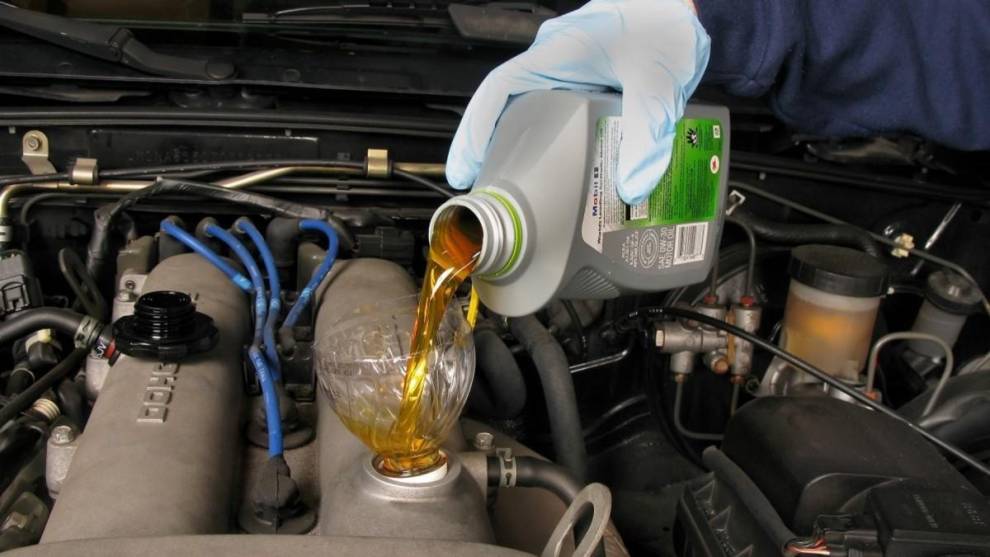 ¿Cada cuánto tiempo hay que cambiar el aceite del coche?