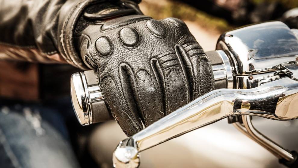 Nuevo plan de seguridad para motos: será obligatorio usar guantes y asistir a clases teóricas