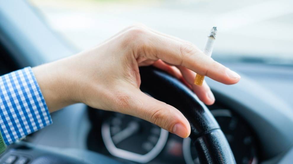 El Gobierno quiere prohibir fumar en el coche