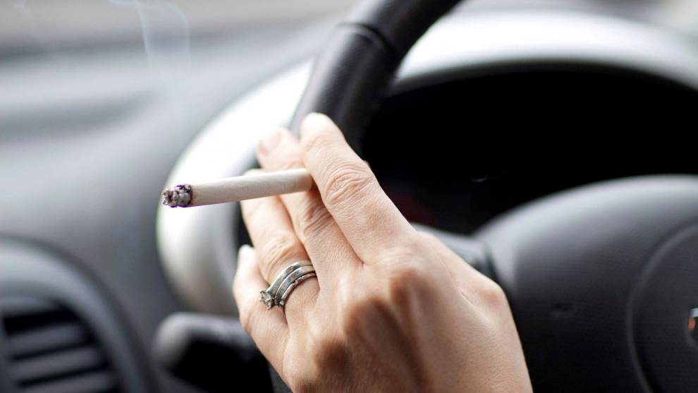 Encender un cigarrillo al volante es más peligroso de lo que piensas