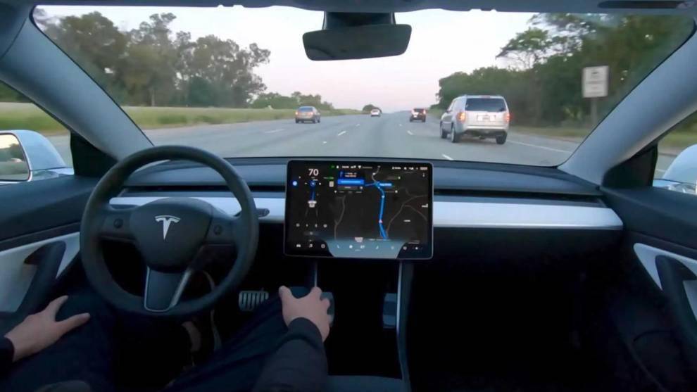 Tesla llama a revisión 362.000 coches por la ‘conducción autónoma total’