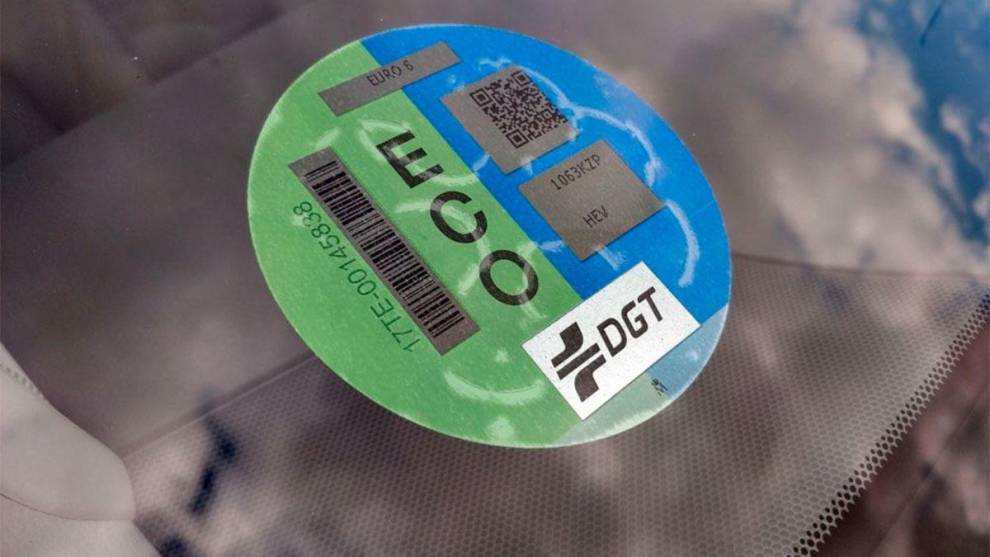 La DGT revisará el sistema de etiquetado ambiental de los coches