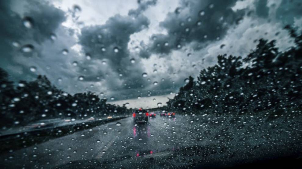Consejos para conducir durante tormentas y lluvia intensa en verano