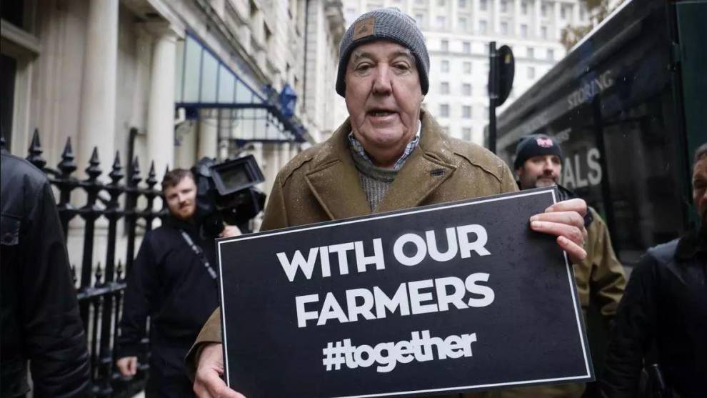 Jeremy Clarkson, con un cartel en apoyo a los agricultores, en la protesta celebrada el pasado 19 de noviembre en Londres