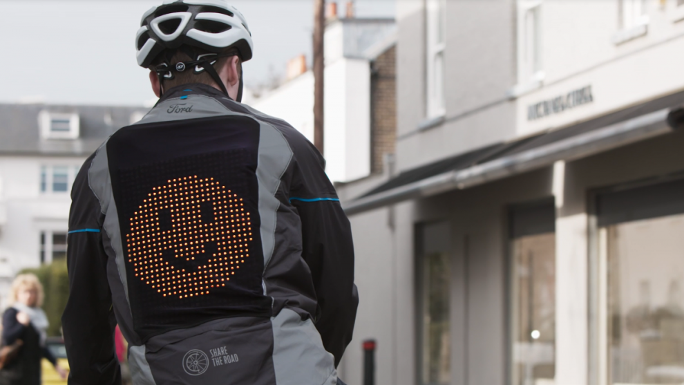 Así es la innovadora 'chaqueta Emoji' que Ford ha creado para los ciclistas