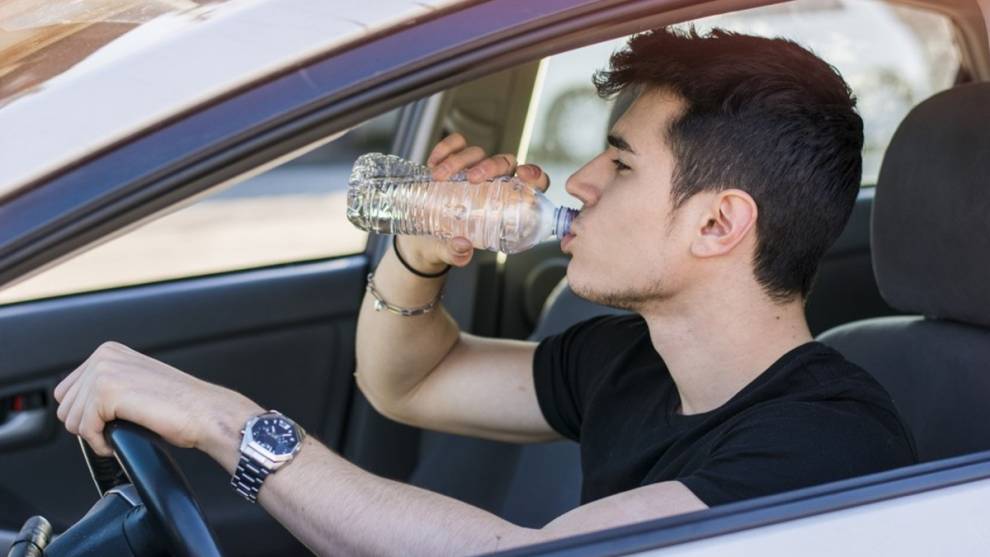 Si bebo agua mientras conduzco, ¿me pueden multar?