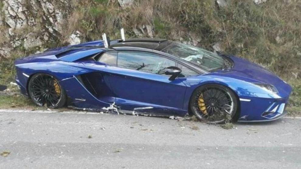 Una carrera de coches de lujo en Asturias termina con un tremendo accidente