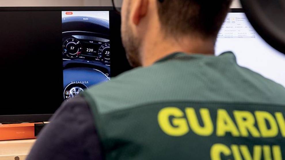 La unidad de la Guardia Civil que rastrea las redes sociales en busca de delitos viales