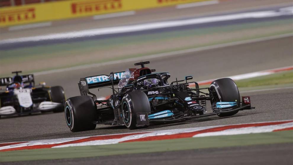 Hamilton se impone a Verstappen y Alonso abandona