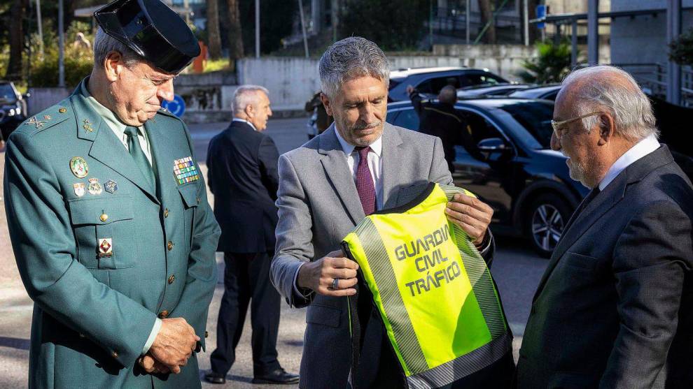 Grande-Marlaska presentando el nuevo chaleco airbag de la Guardia Civil