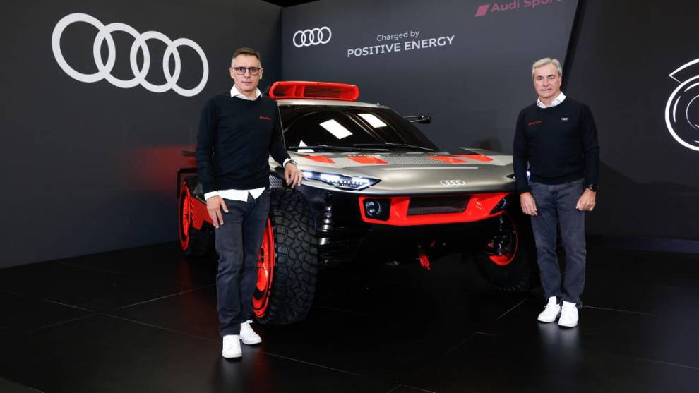 Carlos Sainz (derecha) y Lucas Cruz (izquierda) junto al Audi RS Q e-tron