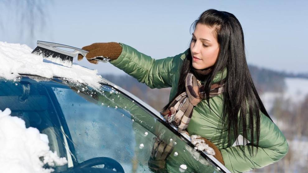 Trucos y consejos para retirar la nieve y el hielo del coche