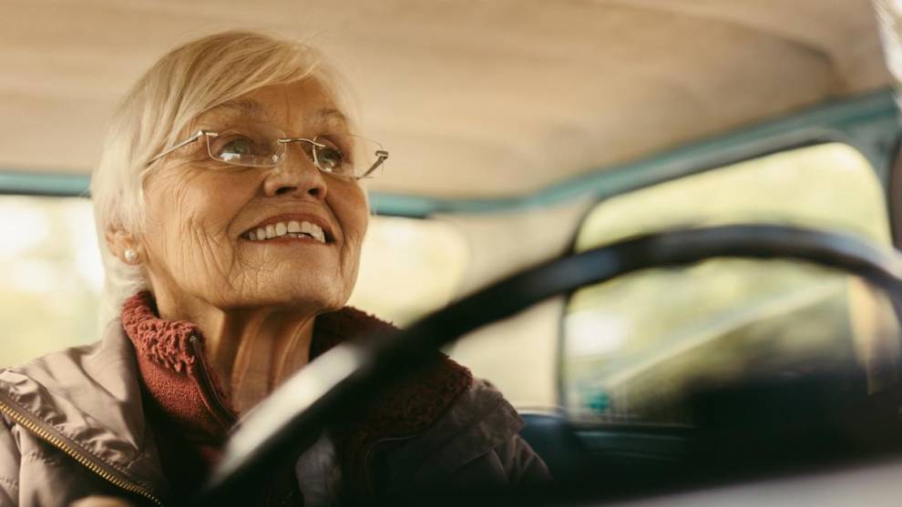 Mujer mayor de 65 años al volante de su coche