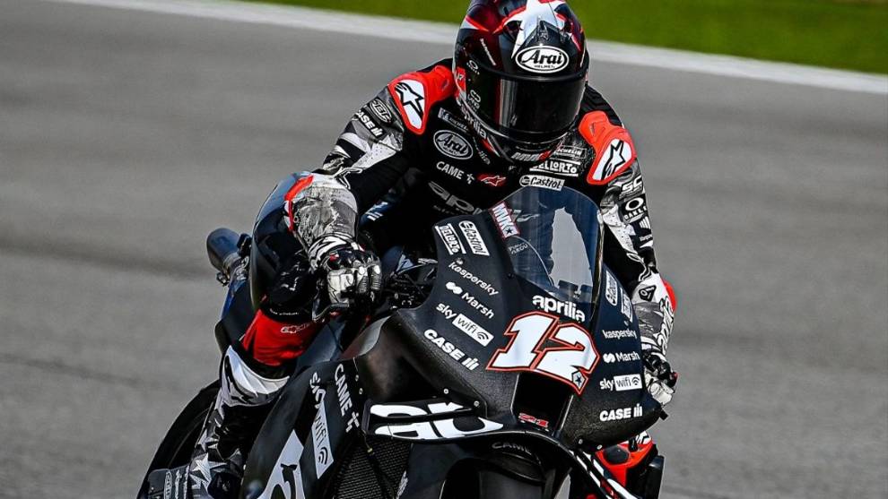 Espargaró y Viñales lideran el primer día de test de pretemporada en Sepang