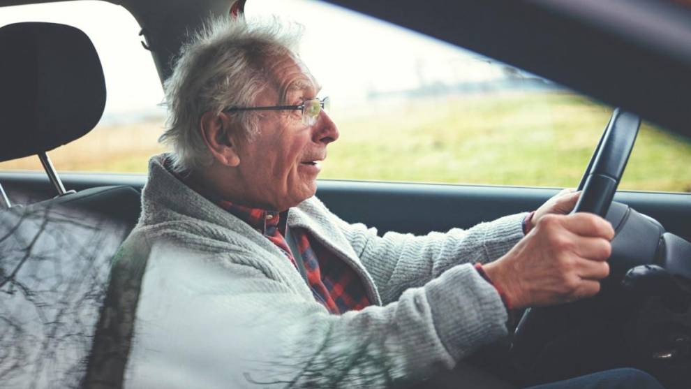 Hombre mayor de 65 años conduciendo un coche
