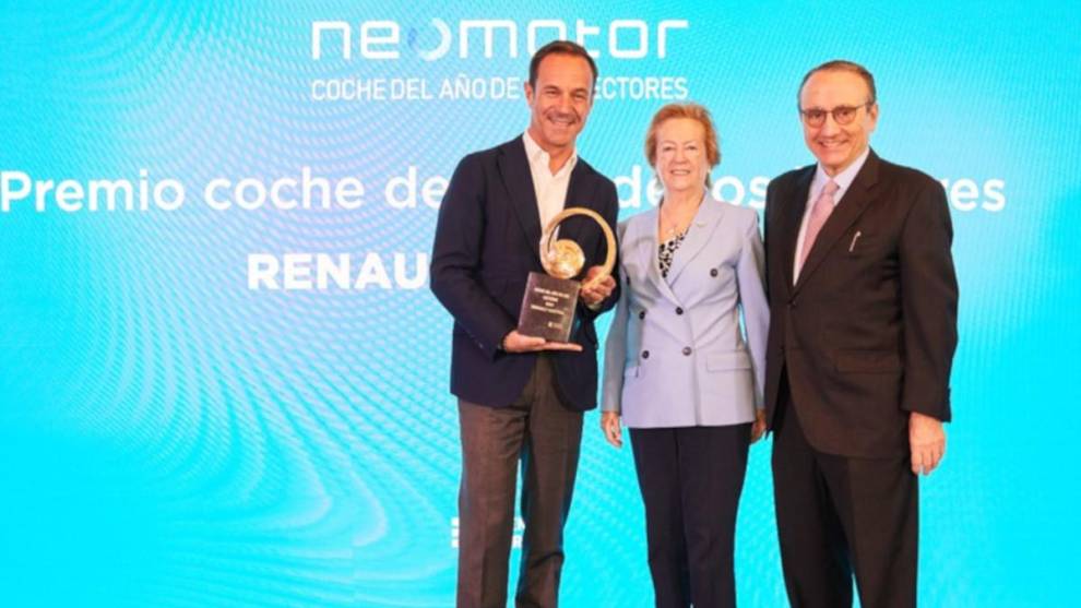 Sébastien Guigues, director general de Renault y Alpine España, sostiene la escultura de Martín Chirino acompañado de Arantza Sarasola y Javier Moll, vicepresidenta y presidente de Prensa Ibérica.