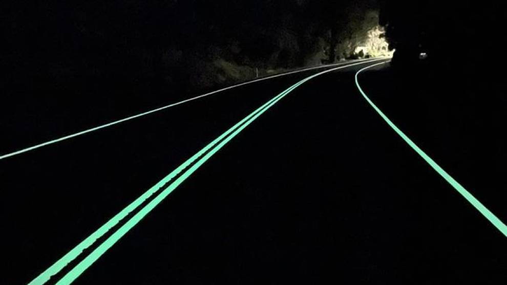 Las líneas fluorescentes de Australia que son toda una ayuda para la seguridad vial