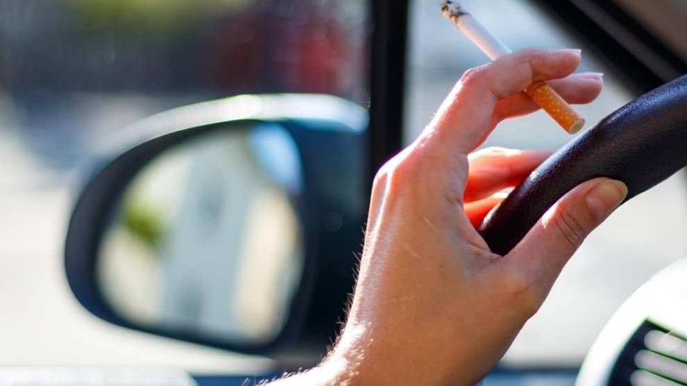 La DGT no multará por fumar en el coche