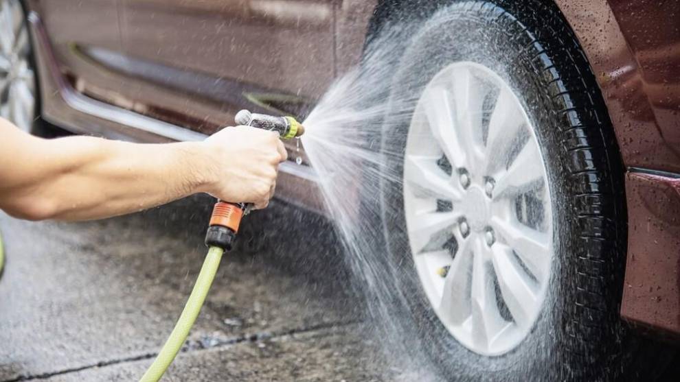 ¿Pueden multarte por lavar tu coche si hay sequía?
