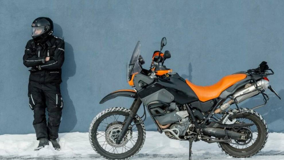 ¿Pueden colocarse cadenas para nieve en la moto?