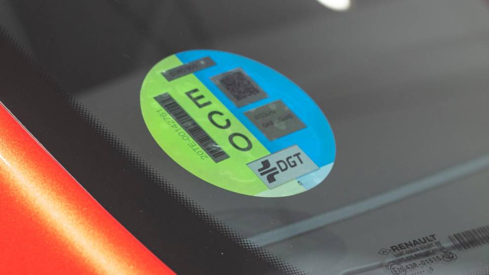 ¿Cómo puedes conseguir la etiqueta medioambiental de la DGT para tu coche?
