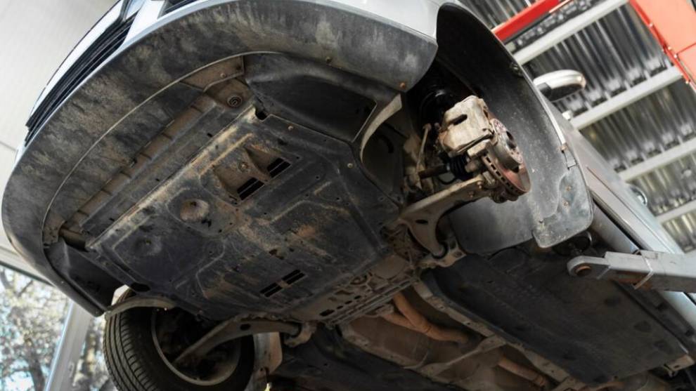 ¿Es legal llevar neumáticos diferentes delante y detrás en tu coche?