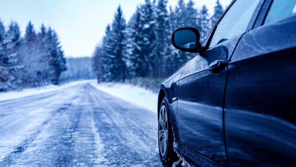 Las 12 cosas que deberías llevar en el coche si vas a viajar en invierno