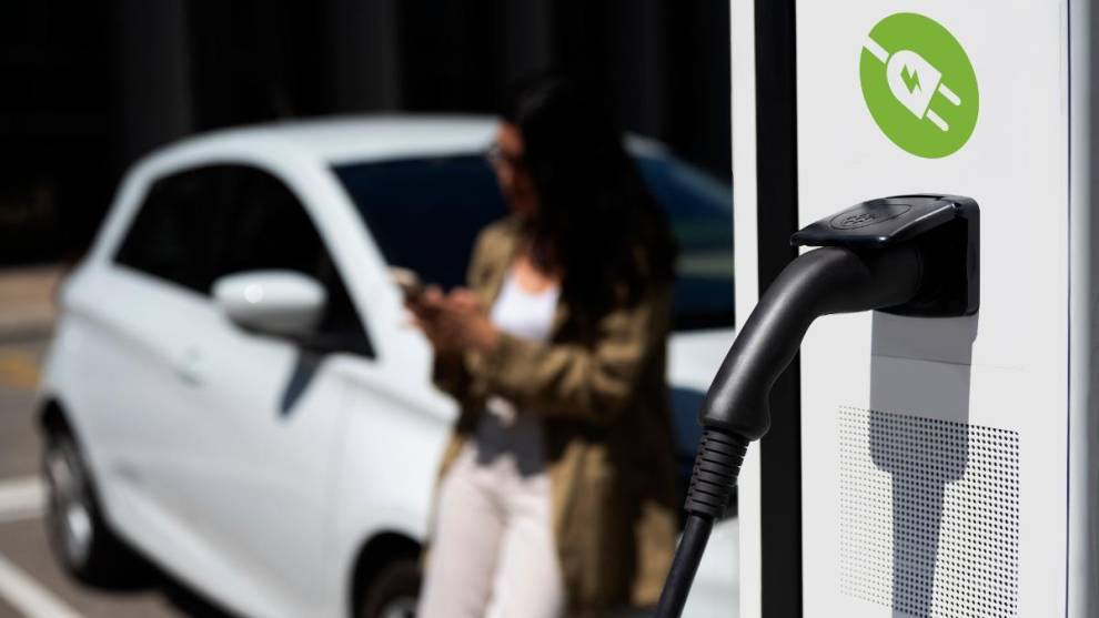 El precio del coche eléctrico de ocasión cae casi un 6% en el último año