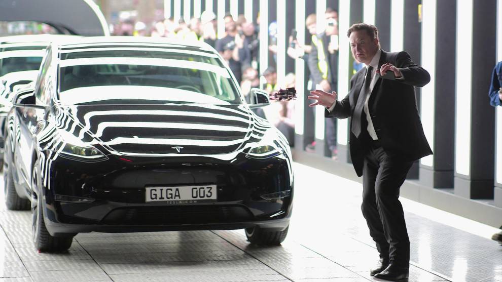 Elon Musk bailando ante las primeras unidades del Model Y producidas en Alemania.