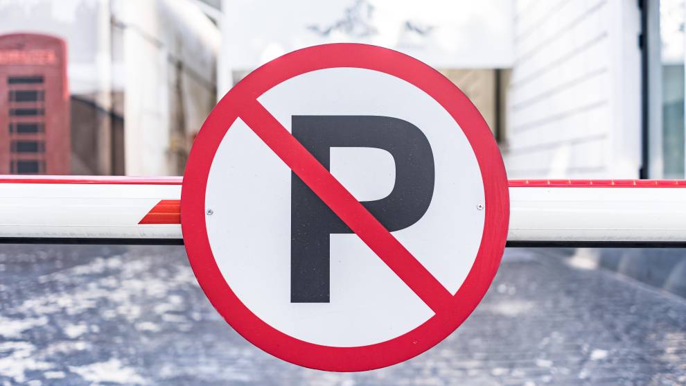 ¿Se puede prohibir la entrada de coches eléctricos e híbridos a un parking? Esto dice la ley