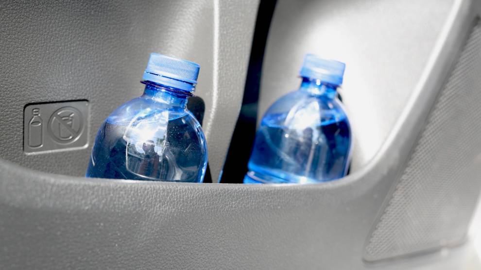 Este es el motivo por el que no deberías llevar una botella de agua en el coche