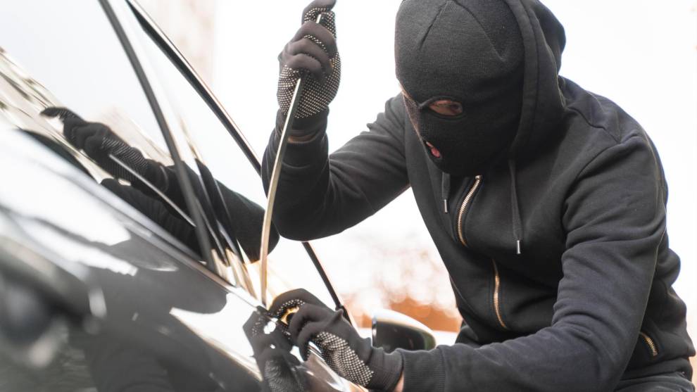 Los ladrones empiezan a buscar una pieza con mucho valor