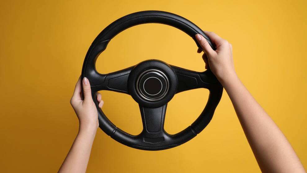 Te mostramos el truco viral que tienes que evitar con el volante de tu coche