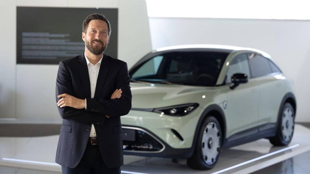 El CEO de la marca smart, ante uno de los nuevos modelos en las instalaciones de Terrenauto Ibiza