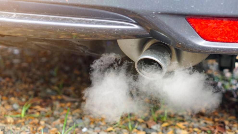 Si tu coche suelta humo blanco puede que debas preocuparte