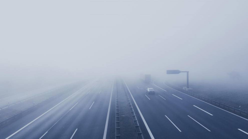 La niebla es un temporal complicado, pero la DGT ha publicado una serie de recomendaciones para conducir en estos casos