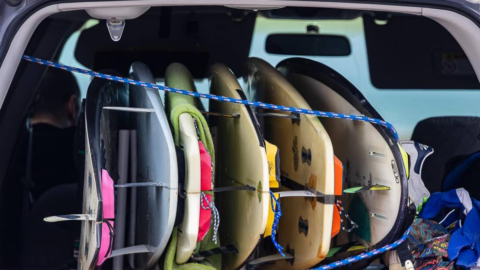 Te enseñamos cómo transportar una tabla de surf en tu coche