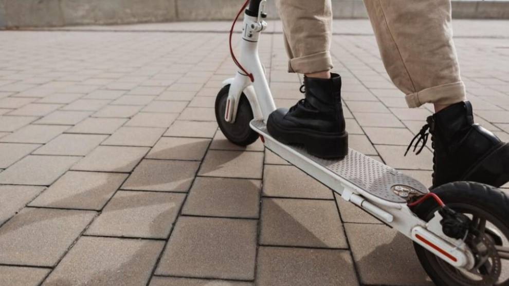 Estas ciudades prohíben llevar tu patinete eléctrico en el transporte público