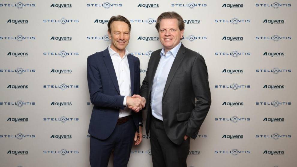 De izquierda a derecha: Uwe Hochgeschurtz, director de operaciones de Stellantis, Europa ampliada; Miel Horsten, director de operaciones de Ayvens