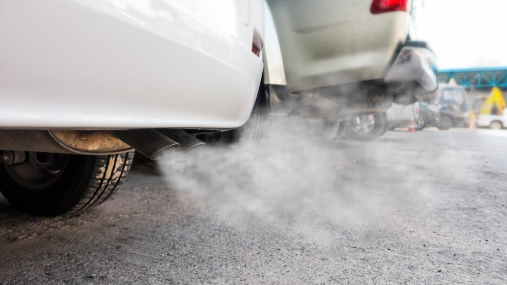Te explicamos qué puede causar que salga humo blanco de tu coche