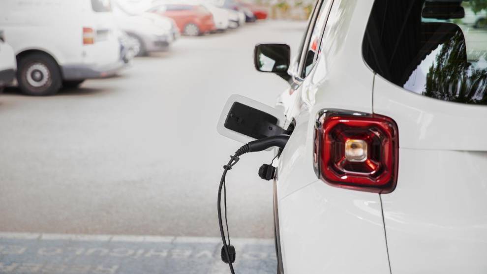 Las ventas mundiales de coches eléctricos alcanzarán los 17 millones de unidades en 2024, según la AIE