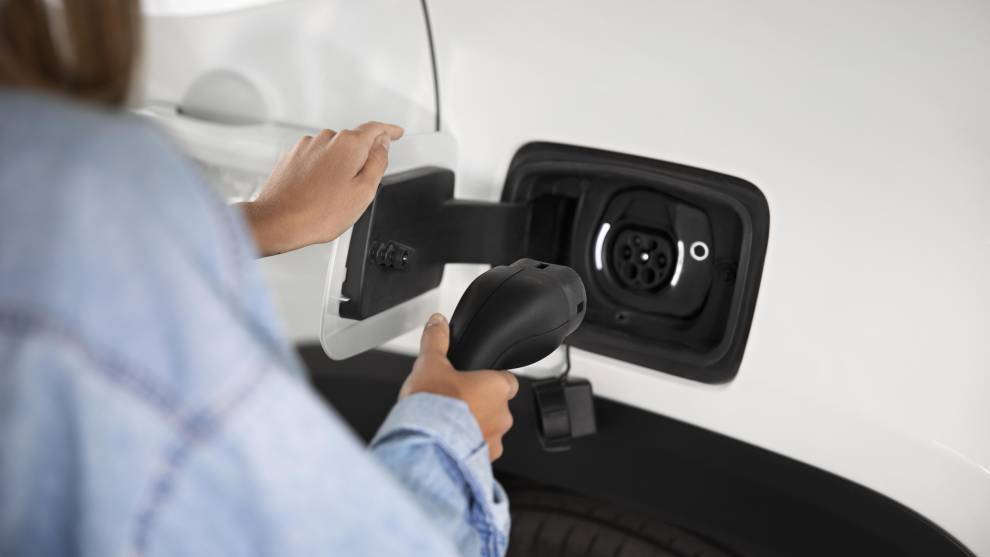 ¿Se puede cargar el coche mientras está lloviendo?