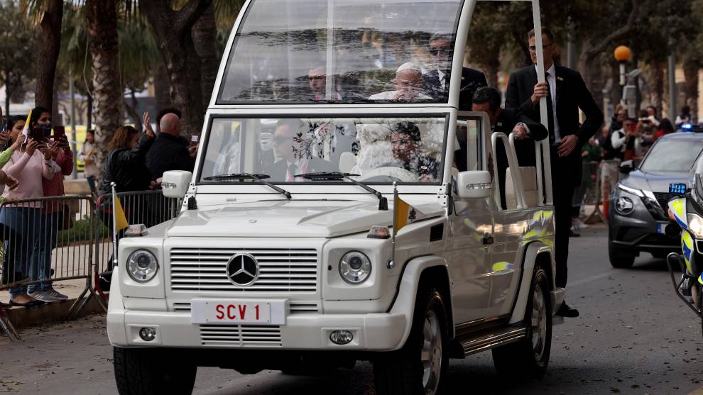 El difunto Papa Francisco subido en su Mercedes