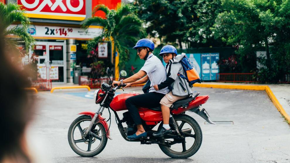 La DGT establece una edad mínima para que los menores de edad puedan viajar en moto