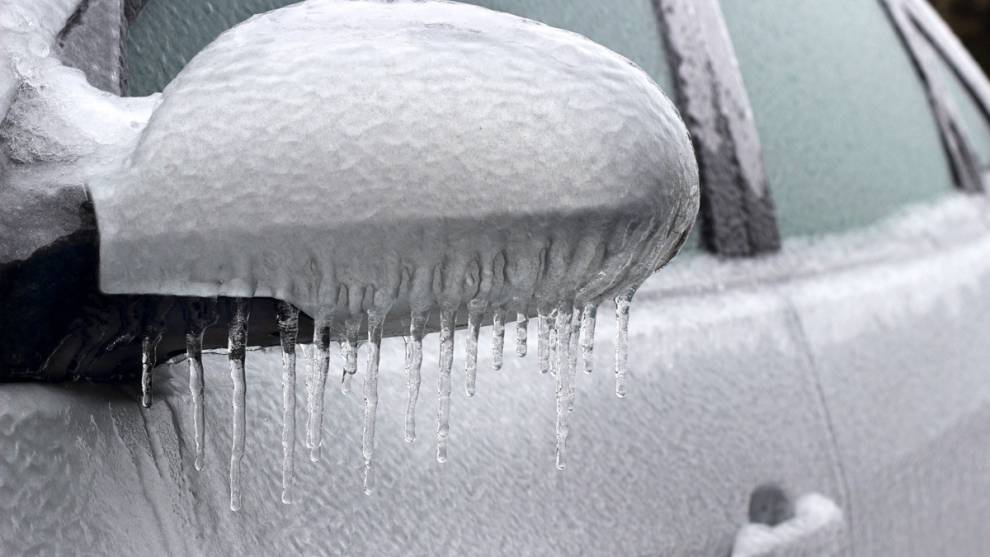 Cómo quitar la nieve, arrancar el coche en frío y conducir con hielo, tras el paso de la DANA